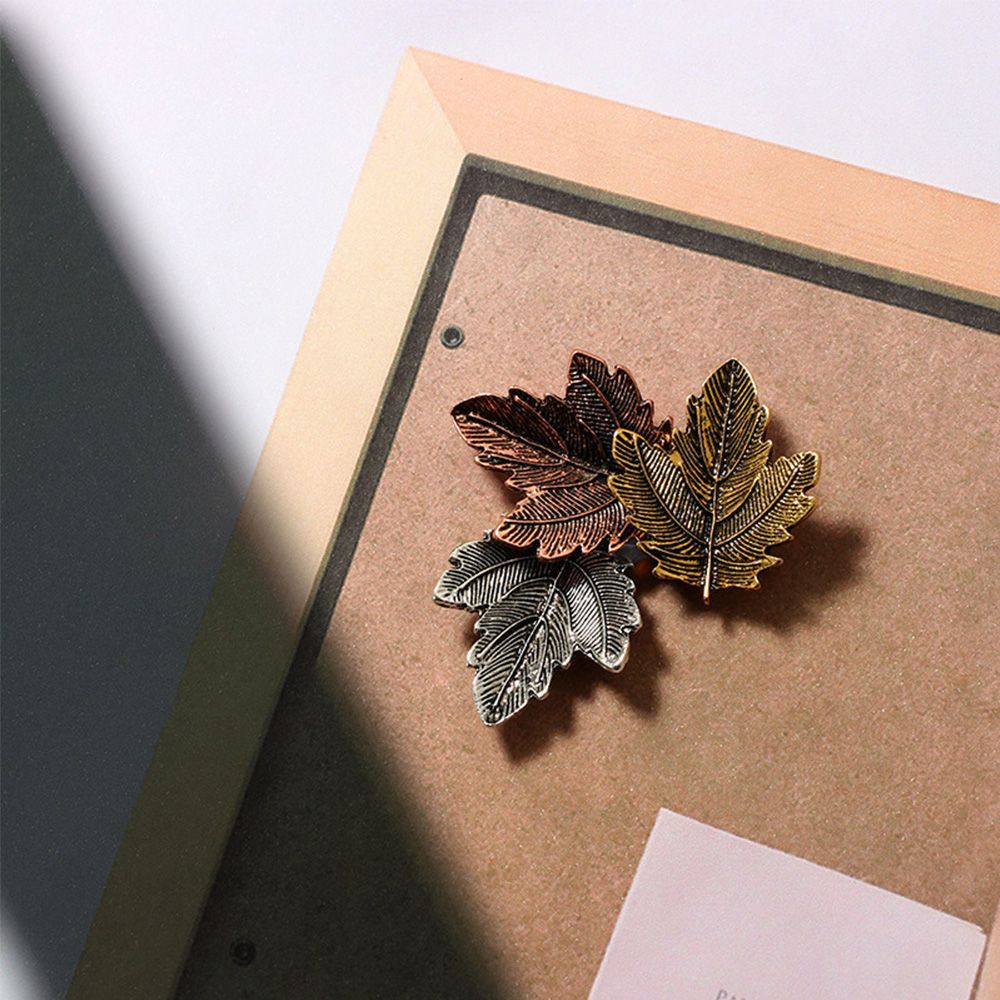 Huy hiệu cài áo hình lá phong kim loại cổ điển