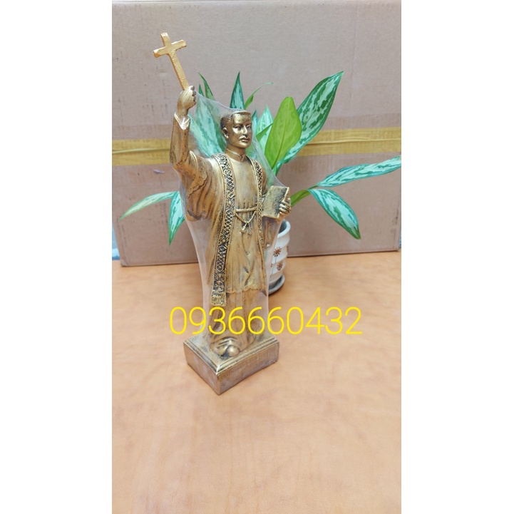 Tượng cha Diệp  tay nâng thánh giá cao 35cm xi  ánh đồng