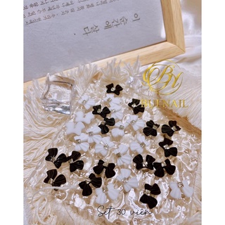Charm nơ trắng đen kem 30viên m170