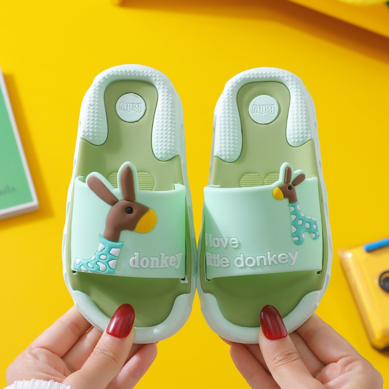 Dép đế mềm chống trượt cho bé hoạ tiết nai