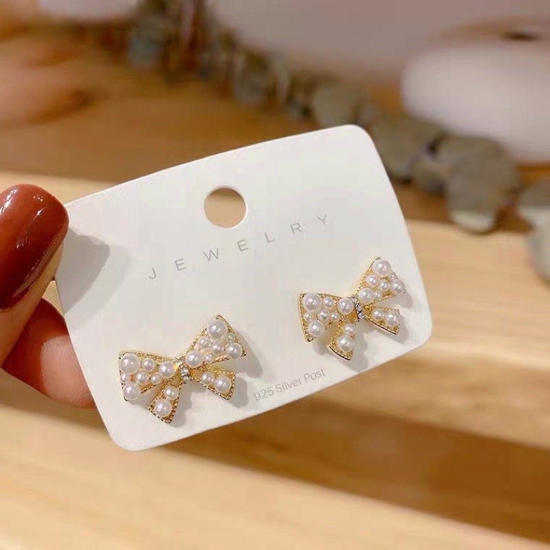 Bông tai hình nơ xinh xắn, lạnh lùng cho các bạn nữ