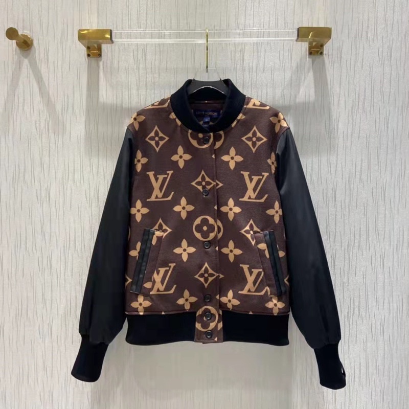 Áo khoác dạ dáng bomber cho nữ hoạ tiết chữ màu nâu phối đen thương hiệu thời trang cao cấp Louis Vuitton LV