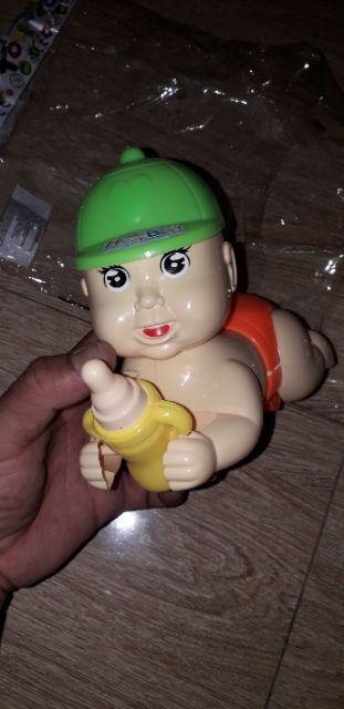 Em bé bò chạy dây rút có đèn Led bằng nhựa