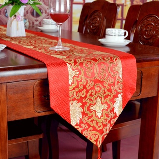 Khăn trải bàn trang trí màu đỏ phong cách cổ điển