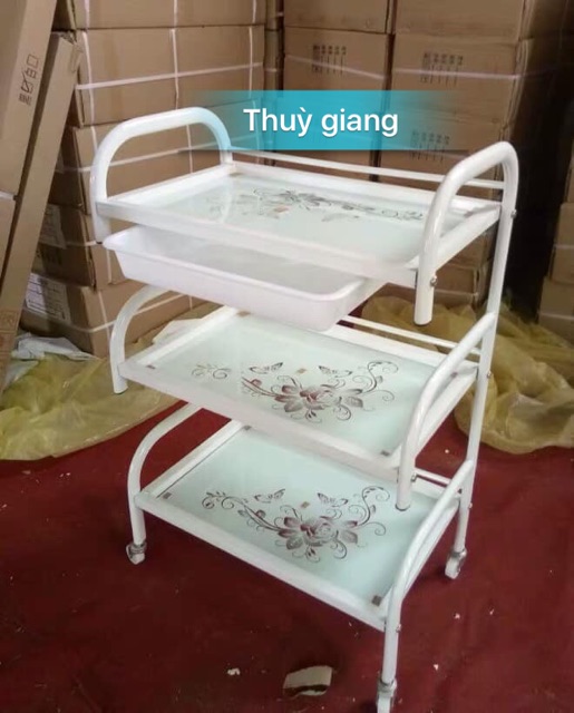 Xe đẩy dành cho các spa xe ba tầng in hoa đủ các màu hàng đẹp chắc chắn,khách có thể kiểm tra hàng trước khi thanh toán. | BigBuy360 - bigbuy360.vn