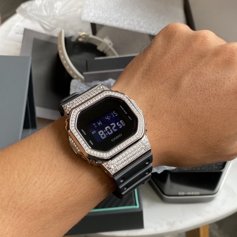 Đồng hồ nam Casio G-shock DW-5600BB Custom viền kim cương - Kích thước vỏ : 48,9×42,8×13,4mm
