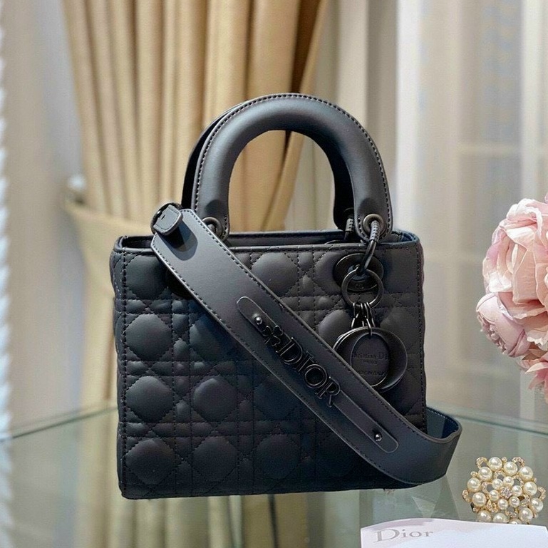 túi cầm tay ,đeo chéo sai 18 và 21  hàng đẹp có hộp