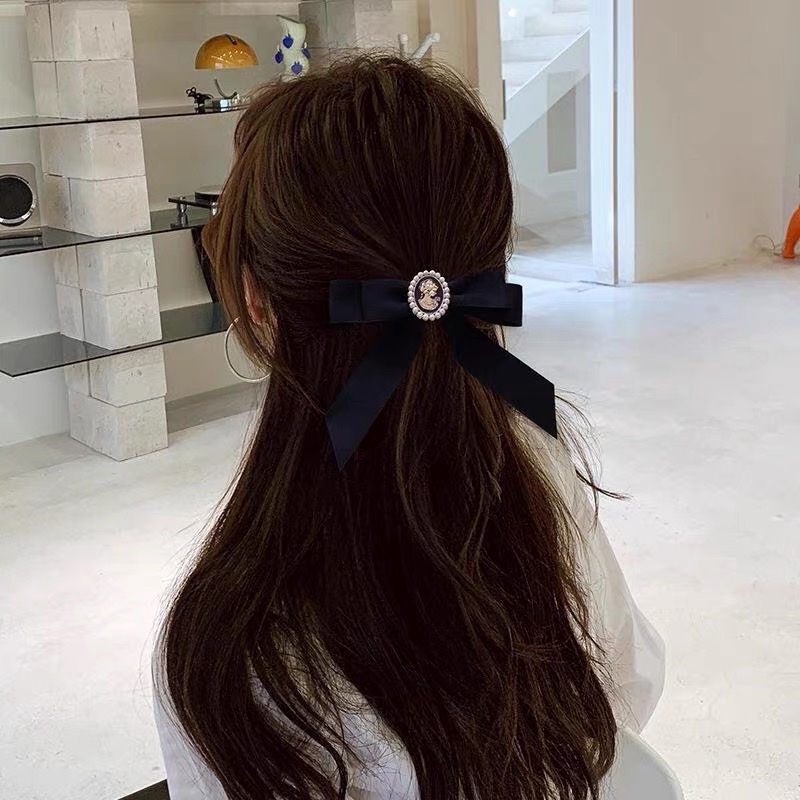 Kẹp Tóc Hình Nơ Viền Châu Chân Dung Nữ - Vani Store [PKT00257]