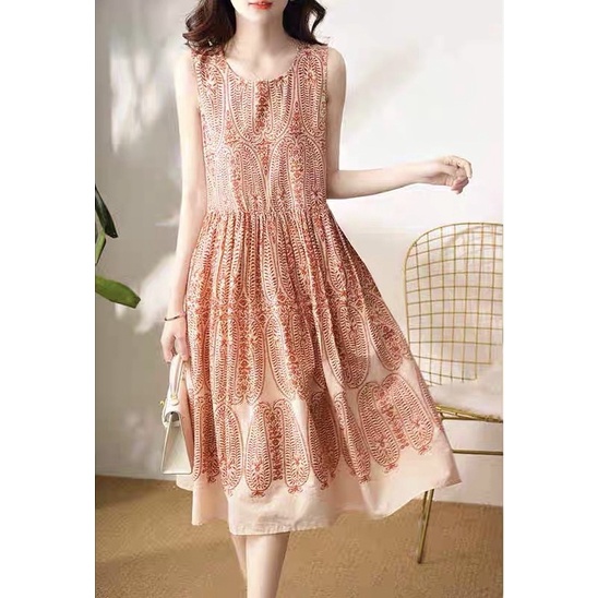 đầm váy suông xoè hoạ tiết đỏ nổi bật