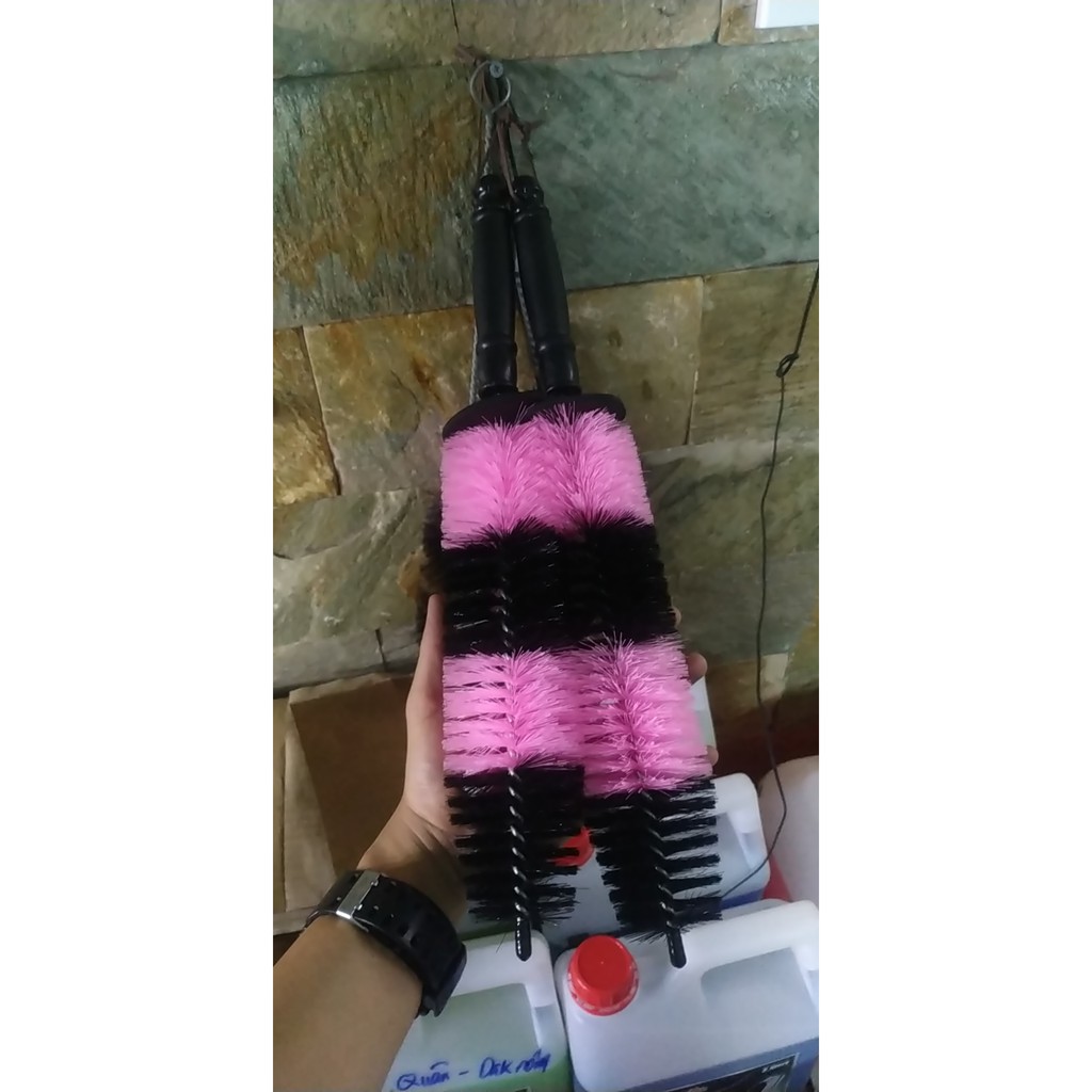 Cọ rửa mâm vành xe ô tô chán dài