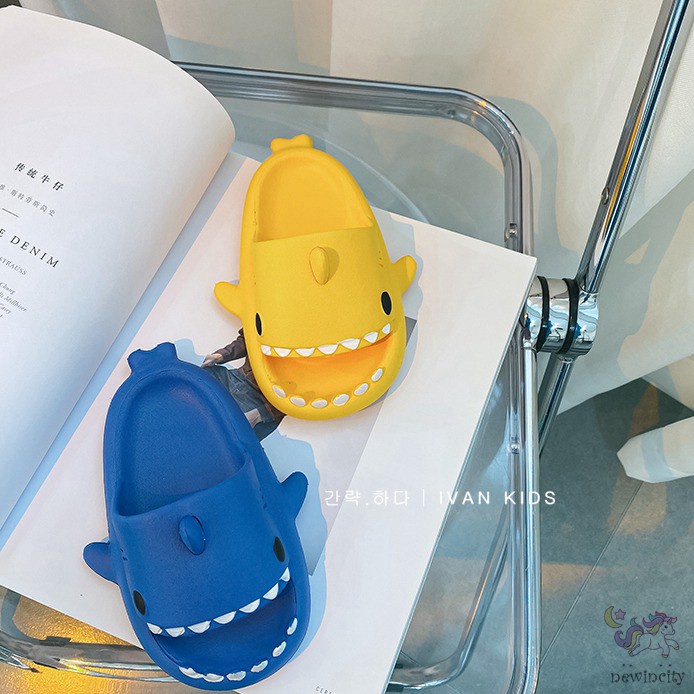 Dép đi trong nhà tắm đế mềm chống trượt thiết kế hình cá mập hoạt hình phong cách Hàn Quốc cho bé