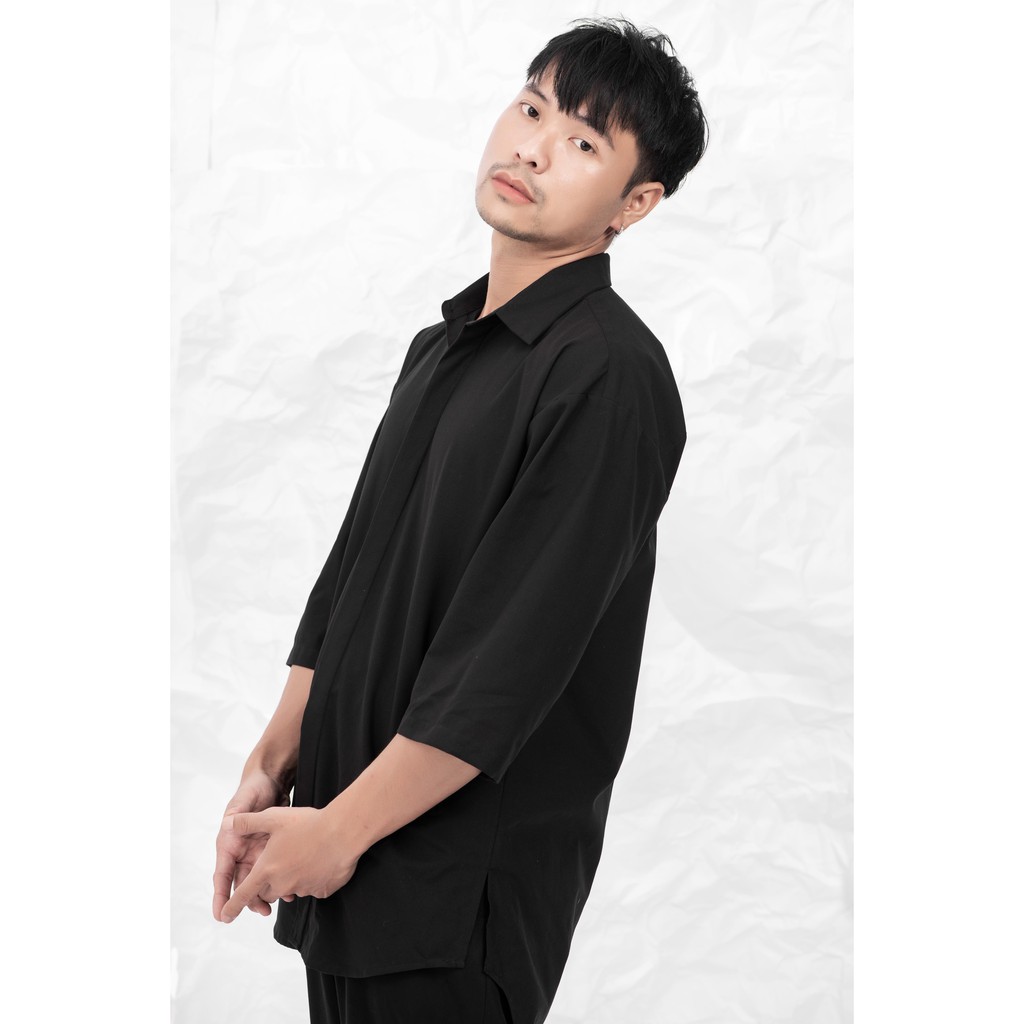 NED Áo sơ mi đen dáng dài xẻ tà unisex oversized