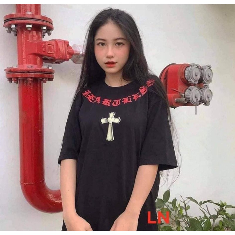 Áo phông chữ thập vòng cổ đỏ DA35