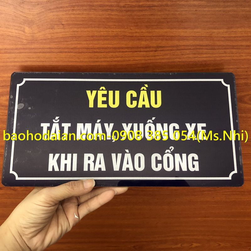 Biển báo yêu cầu tắt máy xuống xe khi ra vào cổng chất liệu mica KT15x30