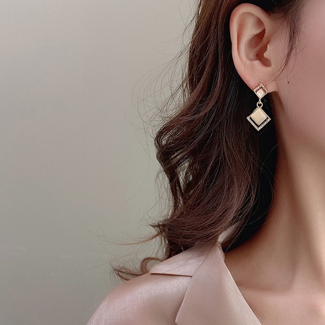 Hoa Tai Dáng Dài Phong Cách Thời Trang Hàn Quốc Cho Nữ