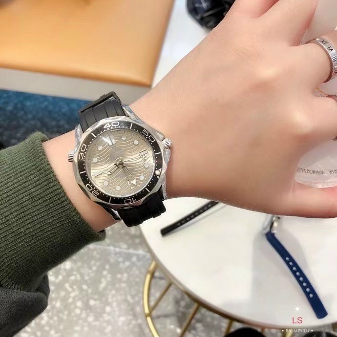 Đồng hồ nam KMEGA om688 dây cao su - size 40mm - máy pin - mặt vân sóng
