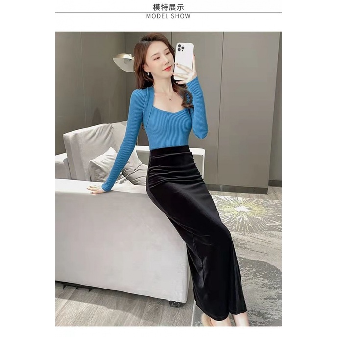 Chân Váy Nhung Đen Dáng Dài Lưng Cao Xẻ Tà Cài Khóa Vàng Cổ Điển