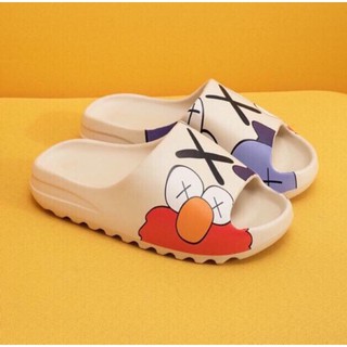 Dép YZ Slide Kaws màu kem đúc nguyên khối