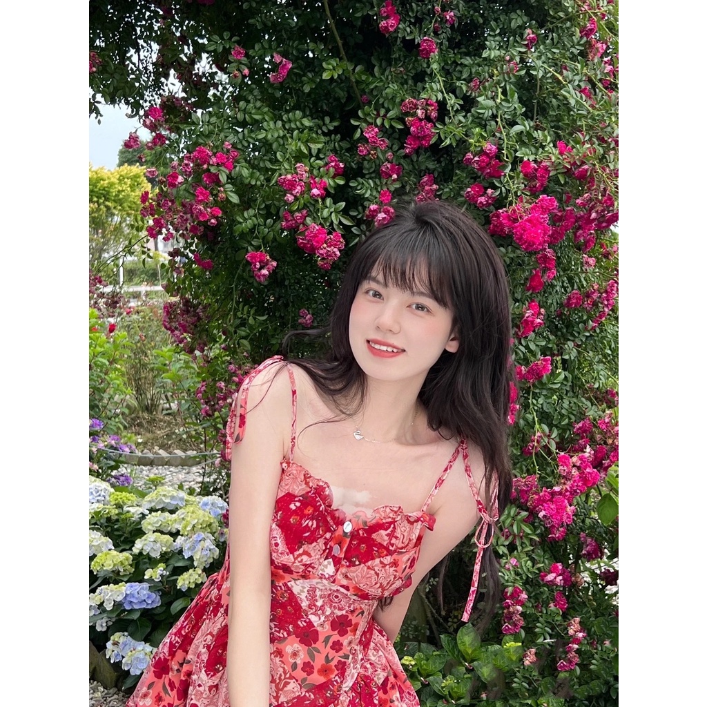 Váy hai dây đỏ xòe họa tiết hoa Dương Siêu Việt