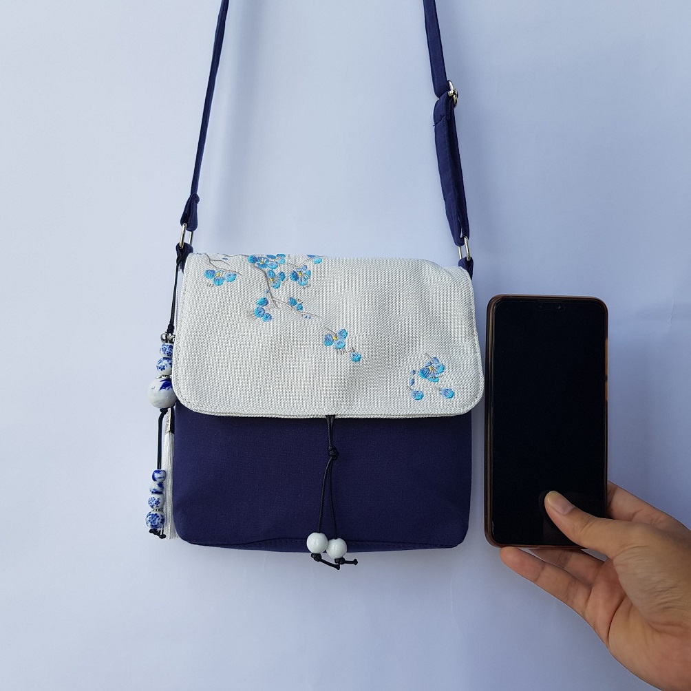 Túi đeo chéo thêu cổ phong