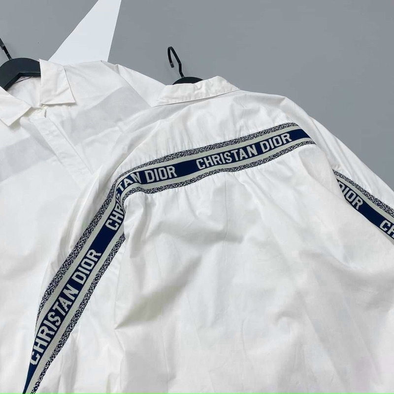 ÁO SƠMI TRẮNG PHA CHẠY VIỀN TAY VÀ LƯNG DIOR OVERSIZE | BigBuy360 - bigbuy360.vn