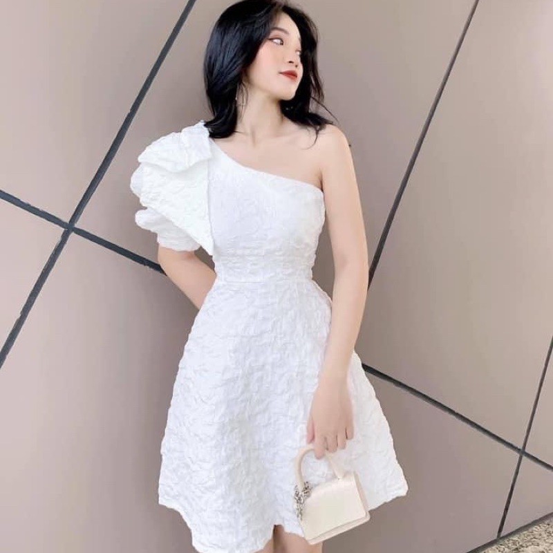 Đầm lệch vai gấm nơ to sang trọng