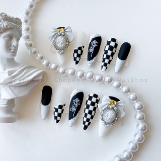 NAILBOX đen trắng charm nơ cô gái thiết kế