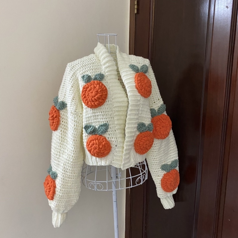 Áo khoác Cardigan len móc thủ công đính quả cam to