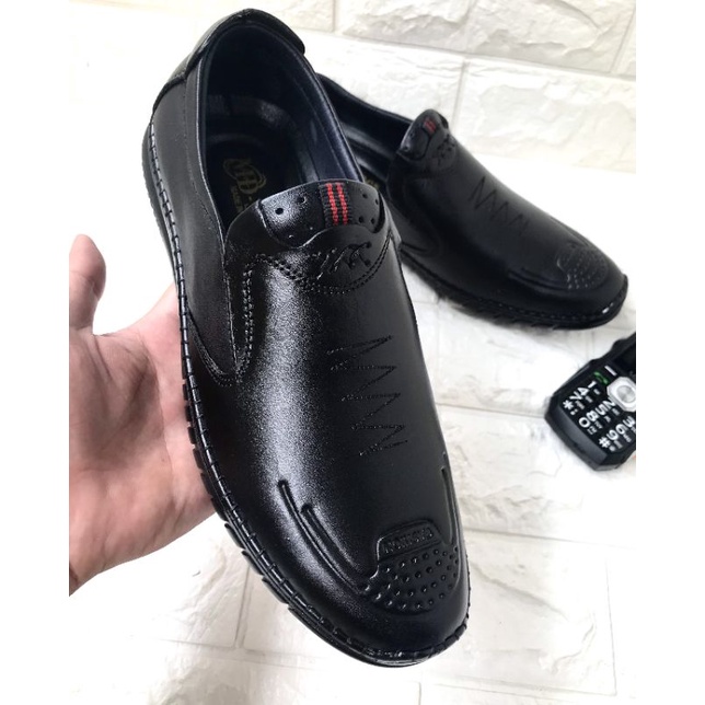 Giày lười nam da bò nguyên tấm..đế cao su dẻo..mang êm chân..mã LC01..màu đen..bảo hành một năm