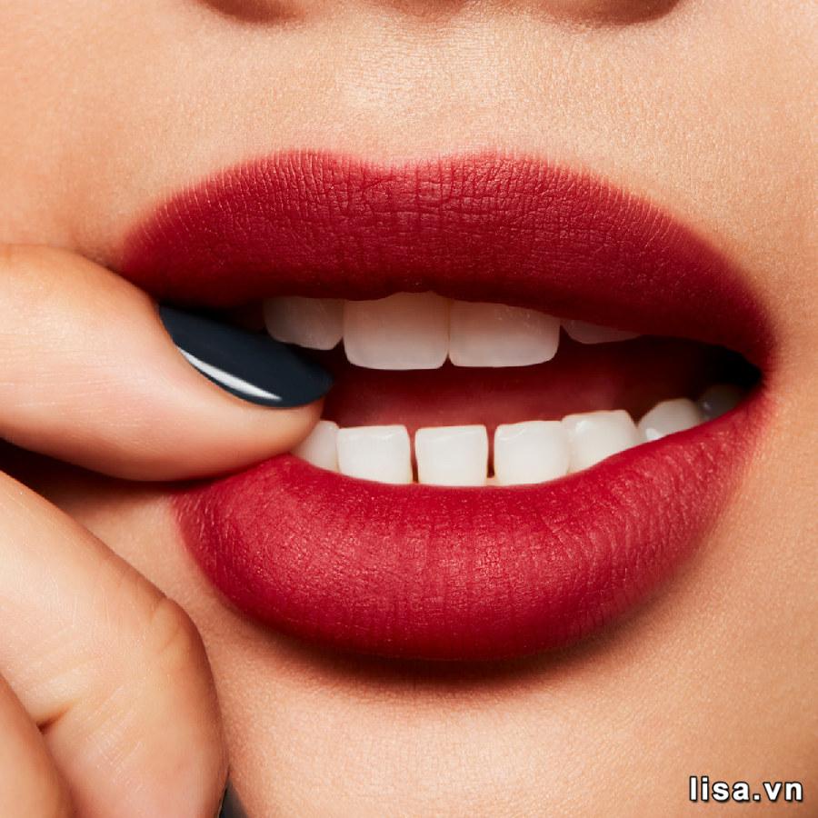 Son Kem Lì MAC Powder Kiss Liquid 994 Make Love To The Camera - Màu đỏ rượu trầm siêu hot date mới