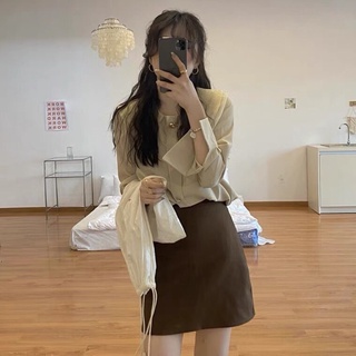 Áo sơ mi màu be cổ lá 2 tầng
