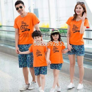 Áo gia đình đưa nhau đi trốn