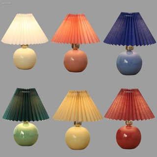 Đèn ngủ để bàn thiết kế phong cách bắc âu dành cho nữ