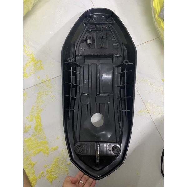 Đế yên Sirius Fi , bao cứng và đã đổ chống gãy