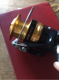 Máy câu cá daiwa strikeforce 4000-B