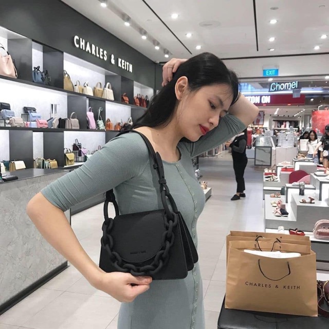 Túi xách Charleskeith Singapore màu đen hoạ tiết dây xích thời thượng