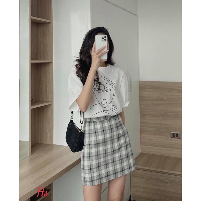 Set áo thun trắng tay lỡ in cô gái + chân váy kẻ đáng ngắn
