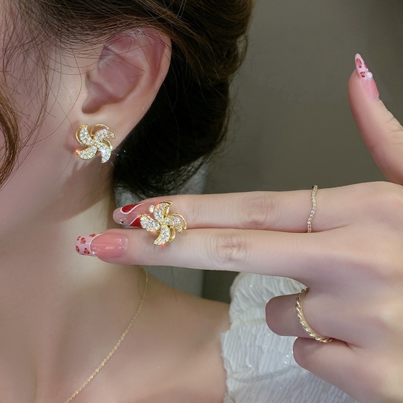 Vòng cổ mặt hình cối xay gió 2021