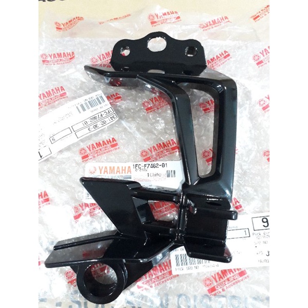 Gác chân sau bên phải Sirius Fi Yamaha