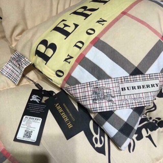 Chăn lông vũ Burberry