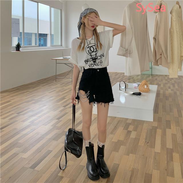 Quần đùi vải denim phối dây xích cá tính quyến rũ hợp thời trang