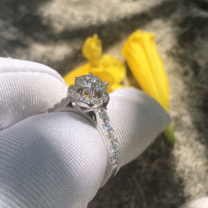 Nhẫn Moissanite: Viên chủ Moissanite 5,4ly, viên tấm Moissanite 2ly; Bạc mạ bạch kim
