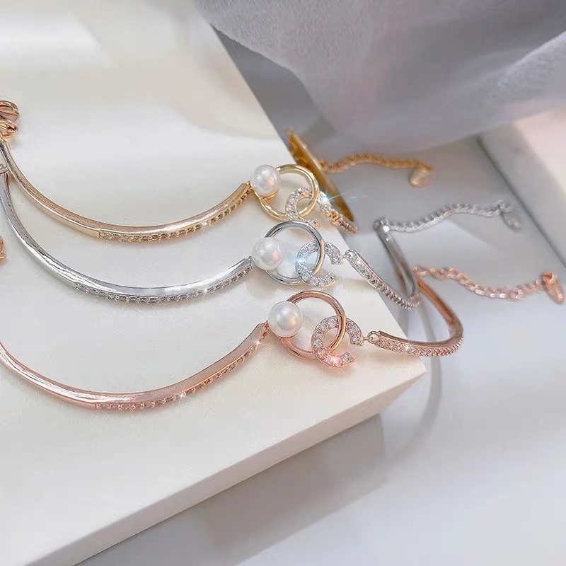 Vòng tay gắn ngọc đá xinh xắn