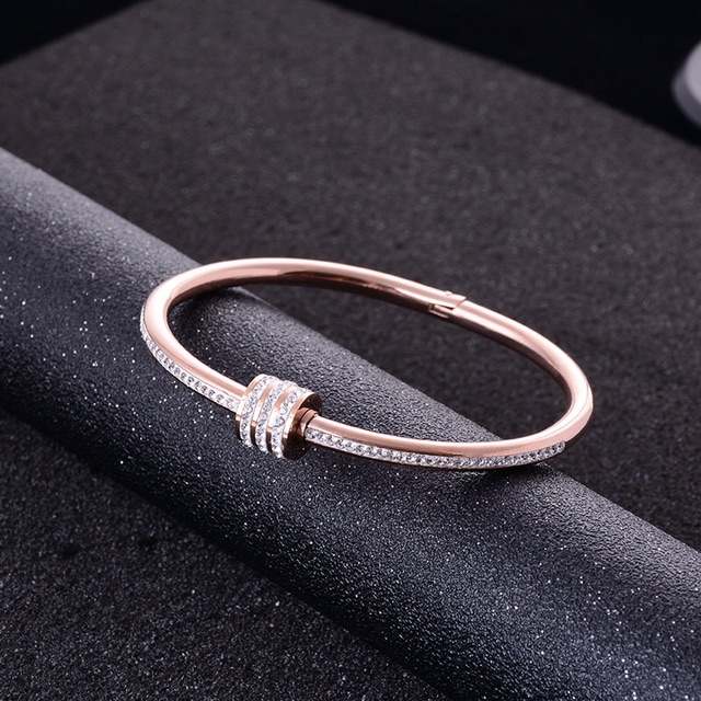 Vòng tay nữ titan ống tròn đính đá VT02