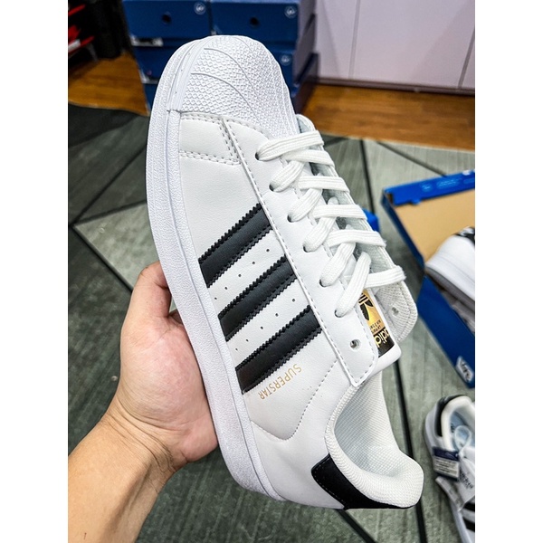 Giày thể thao cổ thấp | Adidas Superstar tem vàng