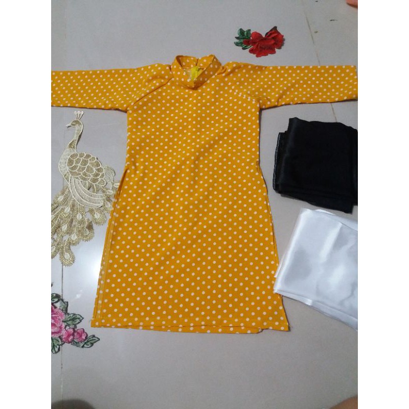 Áo dài chấm bi đỏ và vàng cho bé gái