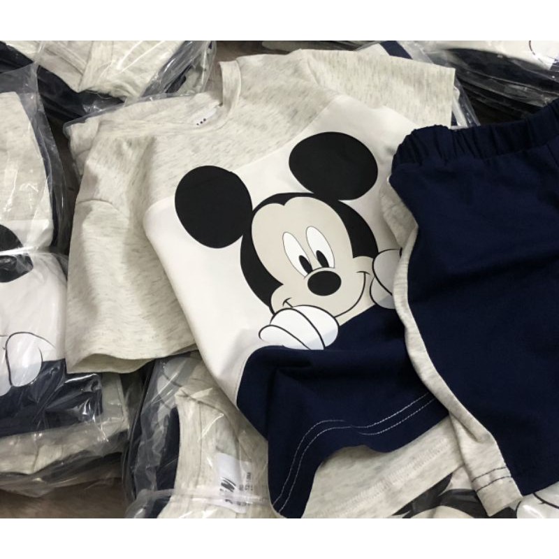 Set bộ phối Mickey cho bé trai siêu đẹp, hình in Mickey nổi rất đẹp. Chất cotton mềm mịn mặc rất thíchSize : 1-6 tuổi