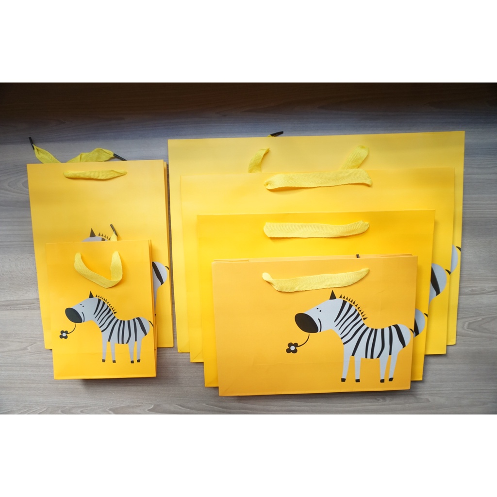 Túi giấy bìa cứng màu vàng logo ngựa vằn, quai xách vải