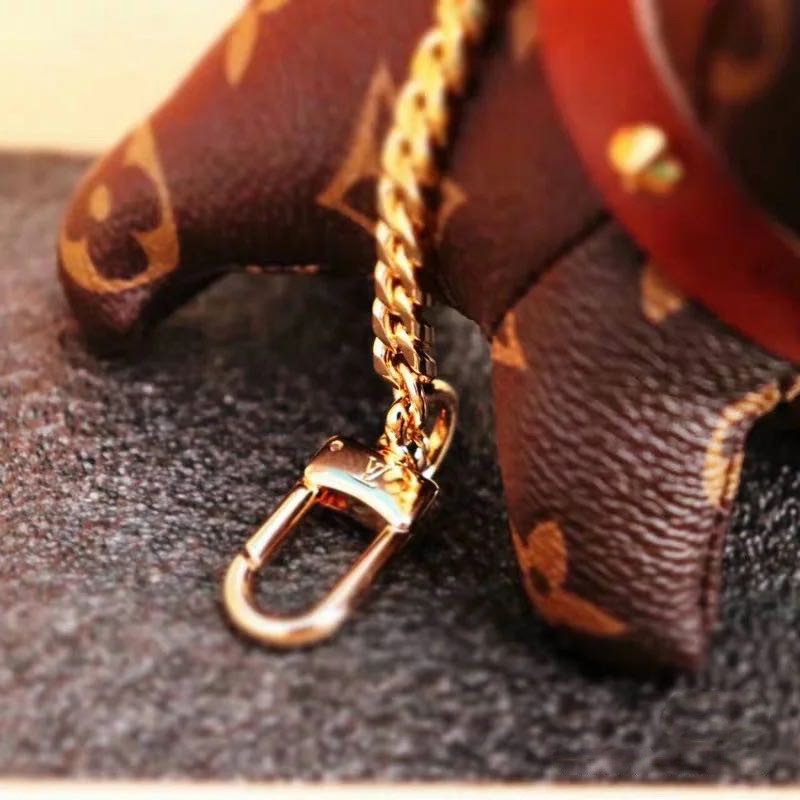 Móc khóa hình chó in logo LV sang trọng kèm túi đựng chìa khóa