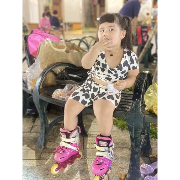 set áo croptop + quần ngắn hoạ tiết tim đen cho bé